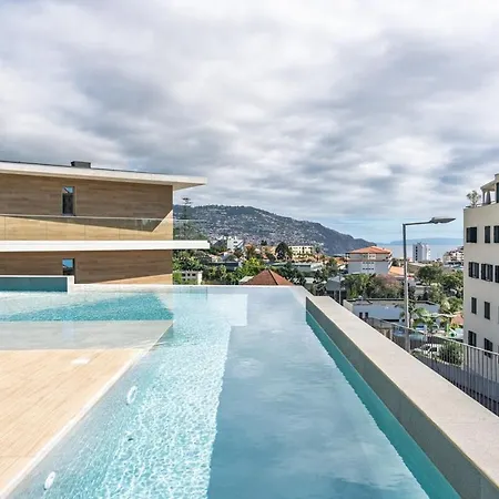 Golden View Pools, Parking & Comfort
