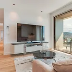 Apartament Golden View Pools, Parking & Comfort *