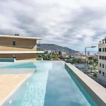 Apartament Golden View Pools, Parking & Comfort *